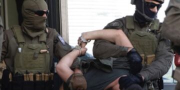 Arrestohen katër serbë në Gjakovë, dyshohen për lidhje me BIA-n Serbe, gjejnë armë dhe para të pashfrytëzuara