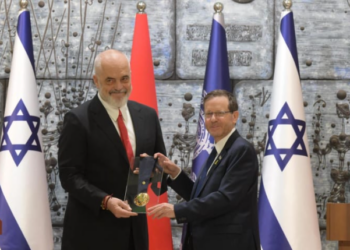Rama merr Medaljen Presidenciale të Nderit në Izrael: Shqiptarët s’dorëzuan asnjë hebre te nazistët