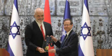 Rama merr Medaljen Presidenciale të Nderit në Izrael: Shqiptarët s’dorëzuan asnjë hebre te nazistët