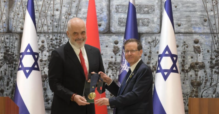Rama merr Medaljen Presidenciale të Nderit në Izrael: Shqiptarët s’dorëzuan asnjë hebre te nazistët