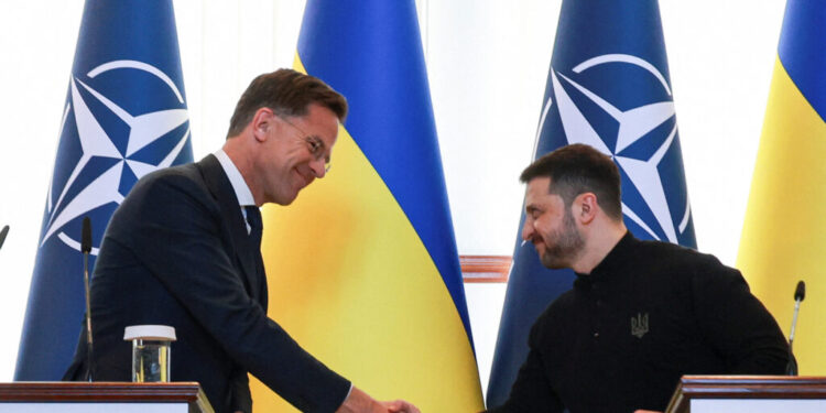 Shefi i NATO-s viziton Ukrainën: “Mbështetja jonë është e palëkundur”