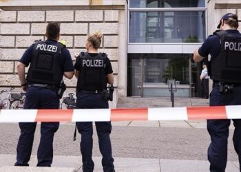 Munih: Burri ther me thikë gruan në sy të djalit 7-vjeç, raportohet se janë nga Kosova