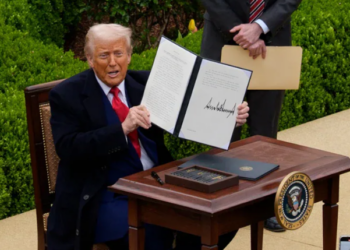 Dridhet Europa pas tarifave të Trump, kryeministri francez i quan ‘katastrofë’