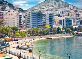 Turizmi i “uritur” për punëtorë, operatorët: Kemi rritur rrogat por nuk plotësojmë dot vendet bosh