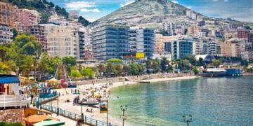 Turizmi i “uritur” për punëtorë, operatorët: Kemi rritur rrogat por nuk plotësojmë dot vendet bosh