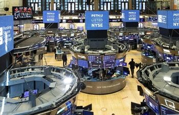 Një Javë Kaosi në Bursë: Wall Street në eufori, tregjet evropiane në rënie dhe lufta tarifore SHBA-Kinë intensifikohet