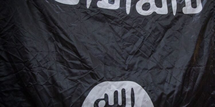 Arrestohen dy persona, mbanin flamuj të organizatave terroriste