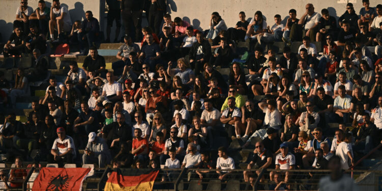 UEFA: Shqiptarët jetojnë me futbollin, tifozët i mbushin stadiumet në finalet e Euro U-17