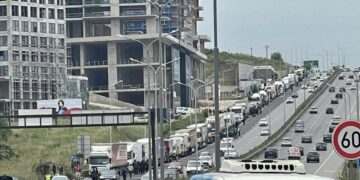 Nis protesta – Kamionë e qytetarët bllokojnë hyrjet e kryeqytetit