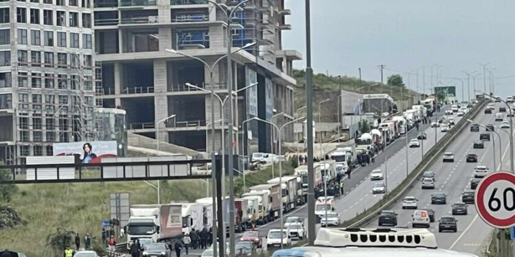 Nis protesta – Kamionë e qytetarët bllokojnë hyrjet e kryeqytetit