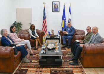 Drejtori i Policisë së Kosovës takon përfaqësuesen e SHBA-së – Theksohet rëndësia e bashkëpunimit për sigurinë publike