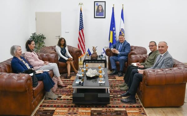 Drejtori i Policisë së Kosovës takon përfaqësuesen e SHBA-së – Theksohet rëndësia e bashkëpunimit për sigurinë publike