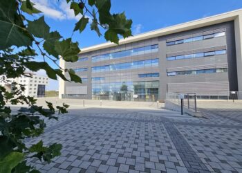 Dy zyrtarë publikë arrestohen për ryshfet dhe ushtrim ndikimi – kaluan kandidate në testin e vozitjes kundrejt pagesës