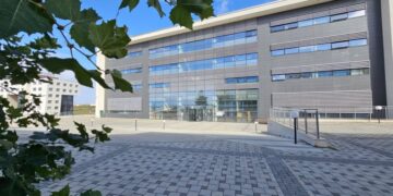 Dy zyrtarë publikë arrestohen për ryshfet dhe ushtrim ndikimi – kaluan kandidate në testin e vozitjes kundrejt pagesës
