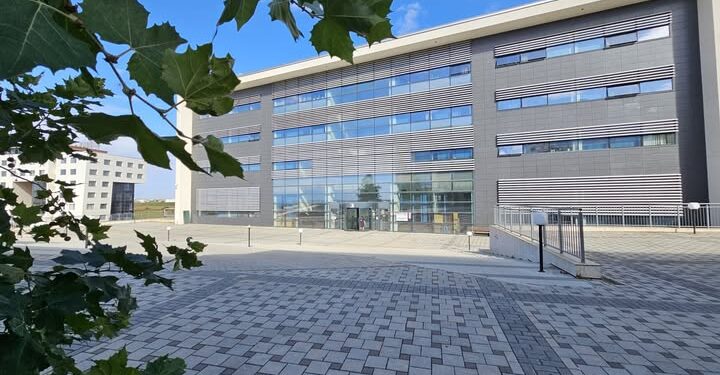 Dy zyrtarë publikë arrestohen për ryshfet dhe ushtrim ndikimi – kaluan kandidate në testin e vozitjes kundrejt pagesës