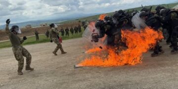Ushtarë bullgarë dhe trajnerë hungarezë të KFOR-it zhvillojnë stërvitje për kontrollin e turmave dhe situatave të rrezikshme në Kosovë