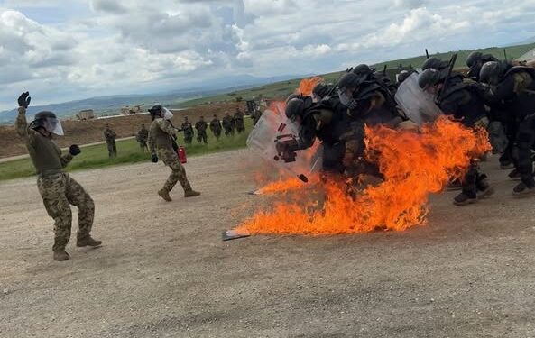 Ushtarë bullgarë dhe trajnerë hungarezë të KFOR-it zhvillojnë stërvitje për kontrollin e turmave dhe situatave të rrezikshme në Kosovë