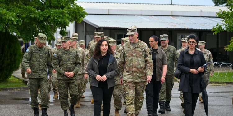 Osmani në vizitë pranë ushtarëve të FSK-së dhe trupave amerikane në Defender 2025