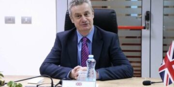 Ambasadori i Britanisë flet për bllokadën institucionale: Populli i Kosovës pret veprim, formoni Kuvendin dhe Qeverinë