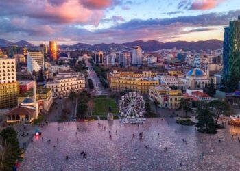 Britanikja ‘Express’: Tirana, kryeqyteti i bukur evropian, zgjedhja ideale për turistët