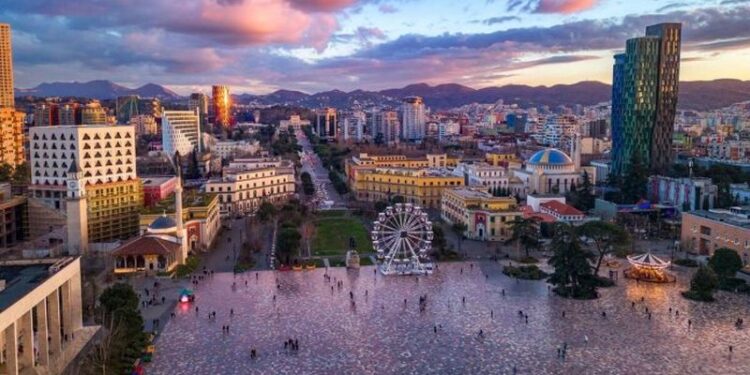 Britanikja ‘Express’: Tirana, kryeqyteti i bukur evropian, zgjedhja ideale për turistët