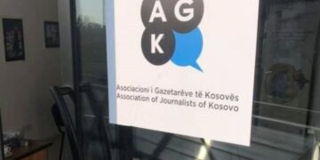 Rënia e Kosovës për 24 pozita në Indeksin vjetor të lirisë së shtypit, AGK thërret konferencë për media para ndërtesës së Qeverisë