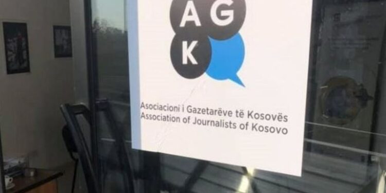 Rënia e Kosovës për 24 pozita në Indeksin vjetor të lirisë së shtypit, AGK thërret konferencë për media para ndërtesës së Qeverisë