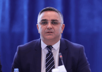 “Qeveria mbijeton, Kosova humb”, Tahiri i AAK-së thotë se efektet e bllokadës institucionale janë kolosale