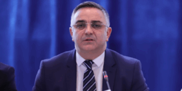 “Qeveria mbijeton, Kosova humb”, Tahiri i AAK-së thotë se efektet e bllokadës institucionale janë kolosale