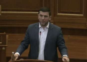 Krasniqi, Deharit: Mos e shkelni kushtetutën, mos e bëni cirk këtë Kuvend