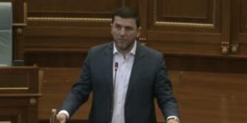 Krasniqi, Deharit: Mos e shkelni kushtetutën, mos e bëni cirk këtë Kuvend