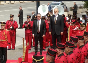 Vizitë historike në Tiranë – Kryeministri i Mbretërisë së Bashkuar, Keir Starmer, pritet zyrtarisht nga Kryeministria shqiptare