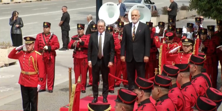 Vizitë historike në Tiranë – Kryeministri i Mbretërisë së Bashkuar, Keir Starmer, pritet zyrtarisht nga Kryeministria shqiptare