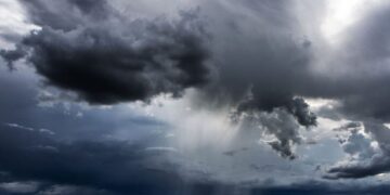 Moti për ditën e shtunë: Reshje shiu, ulje temperaturash dhe reshje bore në viset malore