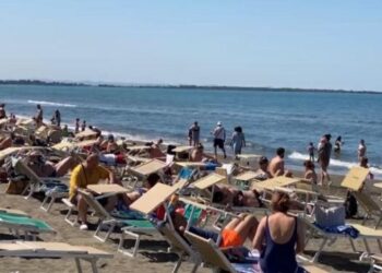 Fundjavë me diell, qindra qytetarë zgjedhin plazhin e Shëngjinit për të pushuar