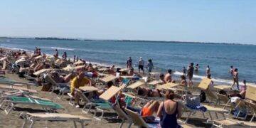 Fundjavë me diell, qindra qytetarë zgjedhin plazhin e Shëngjinit për të pushuar