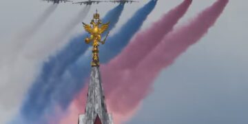 Dita e fitores në Rusi: Parada e sheshit të kuq, mes luftës, simbolikës historike dhe aleancave të reja