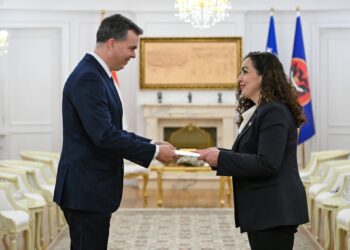 Presidentja Osmani pranoi letrat kredenciale nga ambasadori i ri i Hungarisë në Kosovë, László István Dux