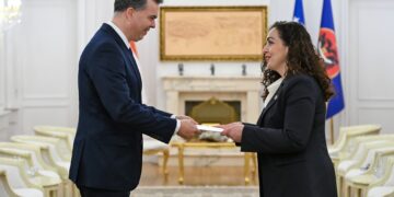 Presidentja Osmani pranoi letrat kredenciale nga ambasadori i ri i Hungarisë në Kosovë, László István Dux