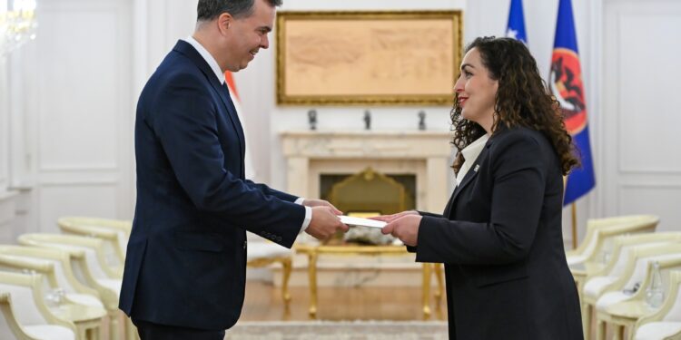 Presidentja Osmani pranoi letrat kredenciale nga ambasadori i ri i Hungarisë në Kosovë, László István Dux