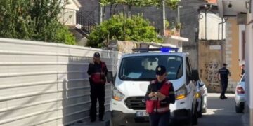 Krim i dyfishtë në Shkodër, turisti vret gruan dhe më pas qëllon veten