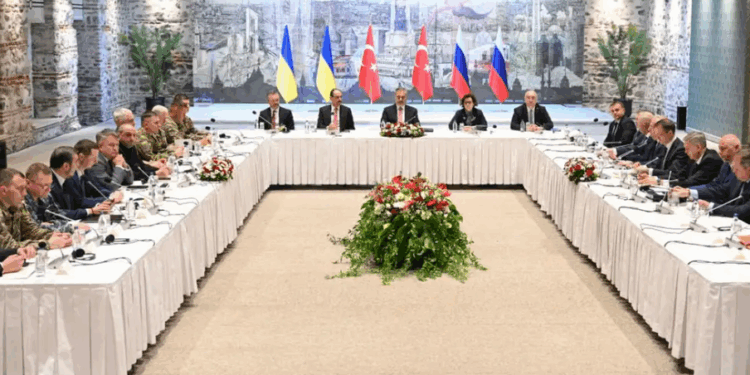 Rusia kërkon rifillimin e negociatave për Ukrainën – delegacioni pritet në Turqi, Kievi heziton