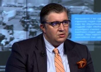 “Shkëlqimi dhe rënia e shokut Kurti” – Nurellari: Albini u ngrit me protesta studentore, po bie me censurë mediatike