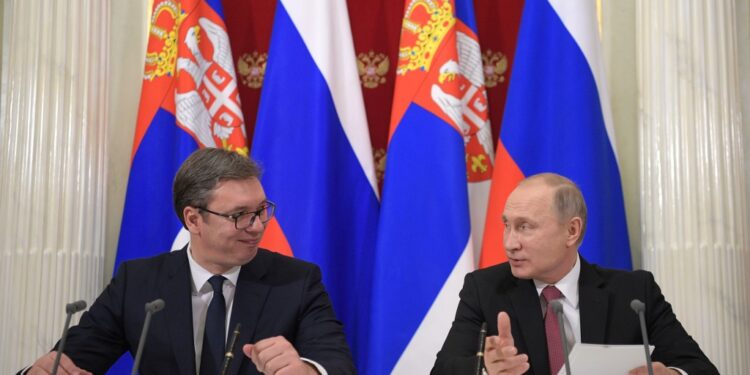 Zyrtare nga Kremlini: Vuçiq do të takohet me Putinin më 9 maj