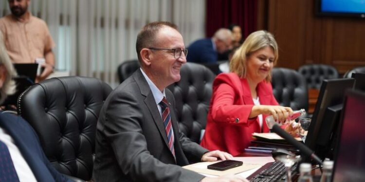 Ministri i Shëndetësisë, Arben Taravari, dorëhiqet – Partia kalon në opozitë