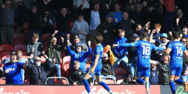 Tronditje në futbollin anglez: Futbollisti shënon gol fitorje pas një ataku kardiak në fushë!