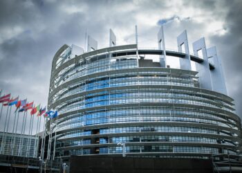 Parlamenti Evropian miraton rezolutën për Kosovën dhe Serbin