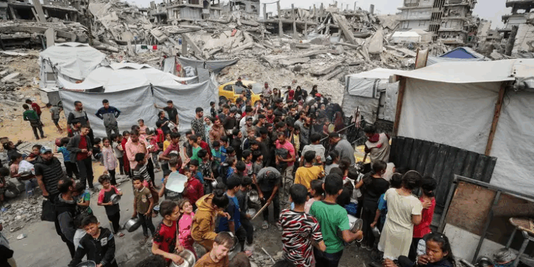 Situatë alarmante në Gaza: Uji dhe ushqimi drejt shterimit, përleshje për mbijetesë
