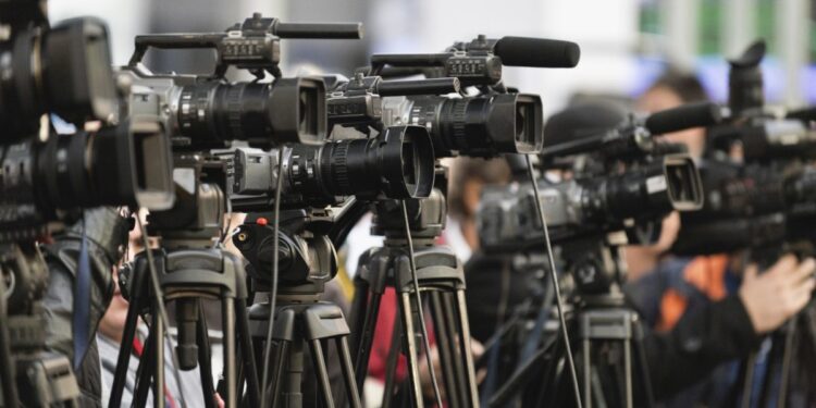 ALARMANTE: Përkeqësohet në mënyrë dramatike liria e medias, Kosova shënon rënien më të madhe në 15 vjetët e fundit