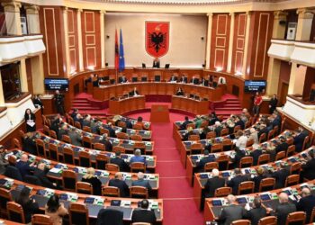 Rikthehet Parlamenti i Shqipërisë pas Zgjedhjeve të 11 Majit – Seanca e Parë Plenare në Fokusin e Debatit Politik